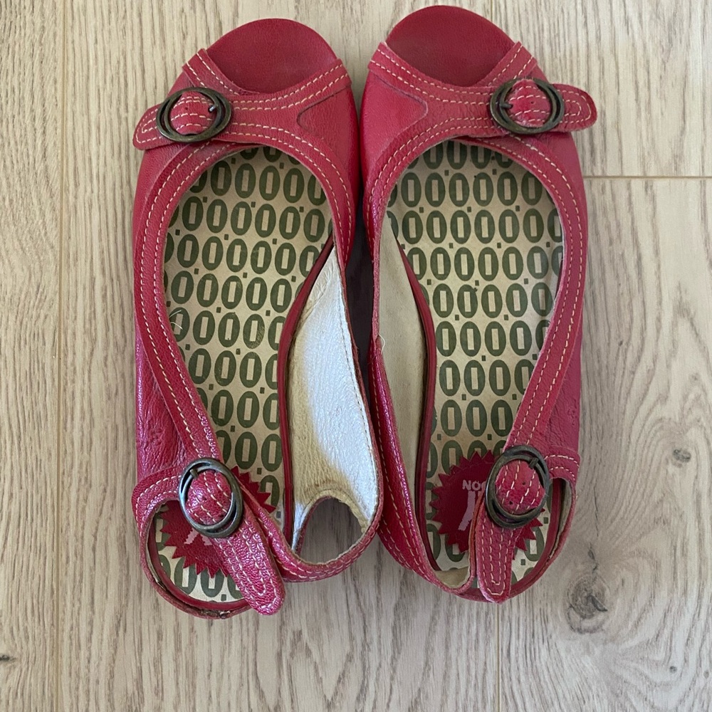 Ladies Preloved Fly London Sandal. Color Red. Size 37